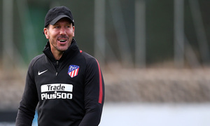 temporada 17/18. Entrenamiento en la ciudad deportiva Wanda. Simeone realizando ejercicios con balón durante el entrenamiento
