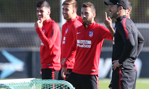 temporada 17/18. Entrenamiento en la ciudad deportiva Wanda. Simeone realizando ejercicios con balón durante el entrenamiento