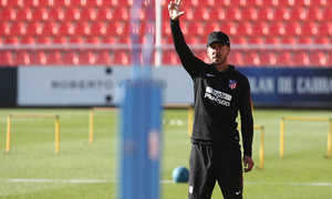 temporada 17/18. Entrenamiento en la ciudad deportiva Wanda.  Simeone durante el entrenamiento