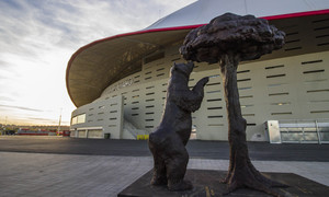 Colocación estatua Oso y Madroño en el Wanda Metropolitano.
