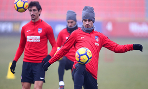 Temporada 17/18. Entrenamiento en la ciudad deportiva Wanda. Griezmann conduciendo un balón durante el entrenamiento