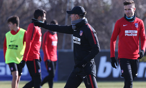 temporada 17/18. Entrenamiento en el Wanda Metropolitano. Simeone durante el entramiento