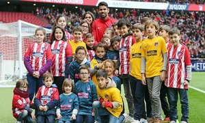 Temporada 2017-18. Presentación Diego Costa con los niños en el Wanda Metropolitano.