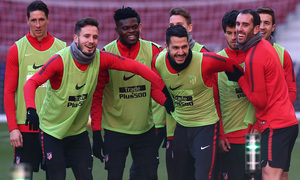 temporada 17/18. Entrenamiento en el Wanda Metropolitano. Vitolo y Godín durante el entramiento