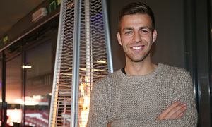 Sergi González posa en la comida de Navidad del Atlético de Madrid en el Wanda Metropolitano