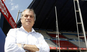 Marcelino se fotografía en frente de la grada preferencial del Estadio Vicente Calderón