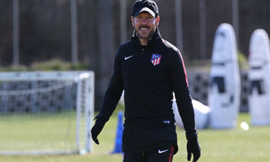 temporada 17/18. Entrenamiento en el Wanda Metropolitano. Simeone sonriendo durante el entramiento