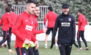 temporada 17/18. Entrenamiento en la ciudad deportiva Wanda. Simeone durante el partido