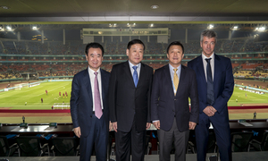 Wang Jianlin y Miguel Ángel Gil junto al secretario general de la federación china y el máximo mandatario de la región