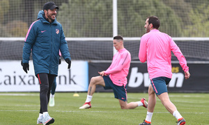 temporada 17/18. Entrenamiento en la ciudad deportiva Wanda. Simeone realizando ejercicios durante el entrenamiento