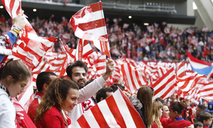 Temp 17/18 | Atlético de Madrid - Levante | Jornada 32 | 15-04-18 | Banderas, afición