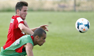 Temporada 13/14. Entrenamiento. Equipo entrenando en los Ángeles de San Rafael, Miranda y Saúl luchando un balón de cabeza