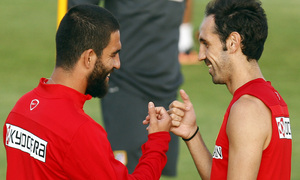 Temporada 13/14. Entrenamiento. Equipo entrenando en los Ángeles de San Rafael, Arda y Juanfran bromeando
