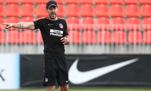 temporada 17/18. Entrenamiento en la ciudad deportiva Wanda. Simeone durante el entrenamiento
