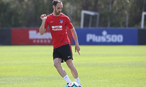 temporada 17/18. Entrenamiento en la ciudad deportiva Wanda. Juanfran realizando ejercicios  durante el entrenamiento