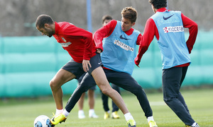 Temporada 12/13. Gira sudamericana. Entrenamiento. Iván luchando un balón con Mario