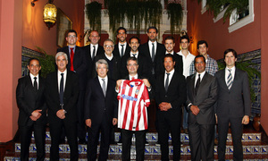 Temporada 13/14. Gira Sudamericana. Visita a la embajada española. todos posando .