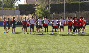 Roberto Fresnedoso, entrenador del Atlético de Madrid Juvenil DH, habla con sus jugadores en un entrenamiento en la Ciudad Deportiva