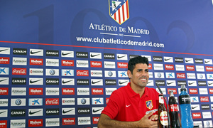 Temporada 2013-2014. Diego Costa atiende a la prensa en la Ciudad Deportiva de Majadahonda