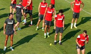 Simeone observa el ejercicio físico de sus jugadores en el entrenamiento previo al viaje a Sevilla