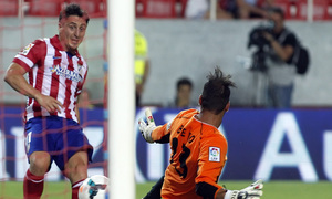 Temporada 13/14 Sevilla-Atlético de Madrid Cristian Rodríguez marcando el tercer gol al Sevilla