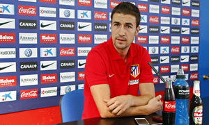 Temporada 13/14. Rueda de prensa previa a la supercopa ante el Barcelona. Gabi compareciendo ante los medios en Majadahonda