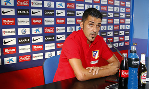 Temporada 13/14. Rueda de prensa previa a la supercopa ante el Barcelona. Villa compareciendo ante los medios en Majadahonda