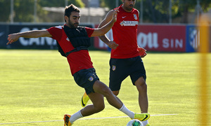 Temporada 13/14. Entrenamiento. Equipo entrenando en Majadahonda. Adrián con chaleco le disputa un balón a Diego Costa
