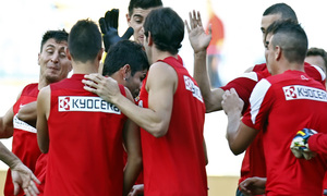 Temporada 13/14. Entrenamiento. Equipo entrenando en el estadio Vicente Calderón. Pasillo a Diego Costa