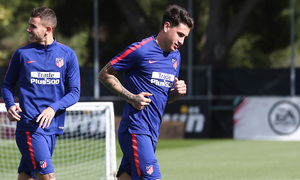 temporada 18/19. Entrenamiento en la ciudad deportiva Wanda. Giménez y Lucas durante el entrenamiento