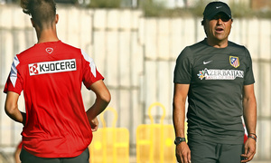 Temporada 13/14. Entrenamiento. Atlético de Madrid B. Alfredo dando órdenes a sus jugadores