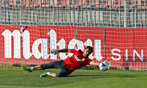 Temporada 13/14. Entrenamiento. Equipo entrenando en los Ángeles de San Rafael, Aranzubia parando un balón