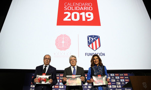 temporada 18/19. Acto presentación calendario solidario 2018. Cerezo Adelardo y Pilar García posando con el calendario