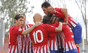 Temporada 18/19 | Atlético de Madrid B - Navalcarnero | Piña celebración