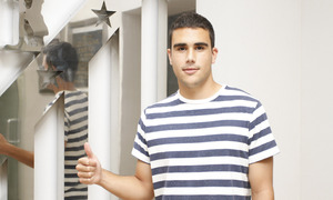 Javier Pereda posa junto al escudo del palco