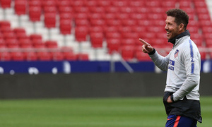 Temporada 18/19. Entrenamiento en el Wanda Metropolitano. Simeone bromeando durante el entrenamiento.