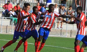 Pato celebra el primer gol que marcó con el Atlético C a Los Yébenes en la Ciudad Deportiva