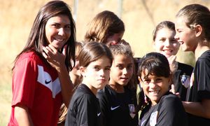 Temporada 2013-2014. Borges y sus jugadoras sonrien durante una acción del entrenamiento
