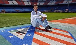 Temporada 13/14. Renovación Juanfran. Juanfran posando con el escudo