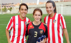 Temporada 2013-2014. Bea Beltrán posa con dos compañeras de equipo