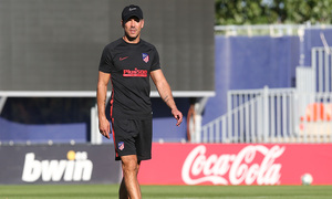 Temporada 19/20. Entrenamiento en la ciudad deportiva Wanda. Simeone realizando ejercicios durante el entrenamiento