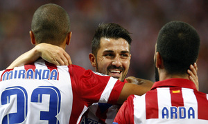 Temporada 2013/2014 Atlético de Madrid - Zenit Miranda, Arda Turan y David Villa celebrando el gol