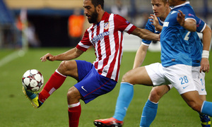 Temporada 2013/2014 Atlético de Madrid - Zenit Arda Turan controlando el balón