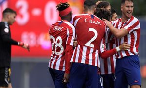 Los jugadores del Atlético B celebran el tercer gol ante Las Palmas Atlético, obra de Alberto Salido
