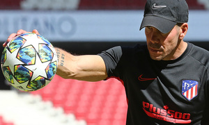 Temporada 19/20. Entrenamiento en el Wanda Metropolitano. Simeone durante el entrenamiento