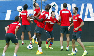 Temporada 13/14. Entrenamiento. Equipo entrenando en el estadio Vicente Calderón. Jugadores realizando ejercicios con balón de cabeza