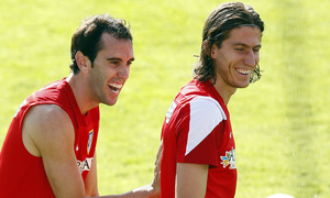Temporada 13/14. Entrenamiento. Equipo entrenando en Majadahonda. Godín y Filipe sonriendo