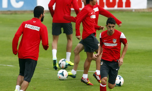 Temporada 13/14. Entrenamiento. Equipo entrenando en Majadahonda. Villa con el grupo tocando balón