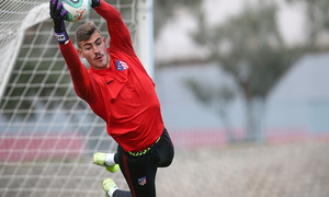 Temporada 19/20. Entrenamiento en la ciudad deportiva Wanda. Diego Conde realizando ejercicios durante el entrenamiento