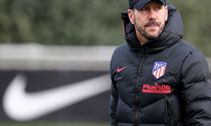 Temporada 19/20. Entrenamiento en la ciudad deportiva Wanda. Simeone realizando ejercicios durante el entrenamiento